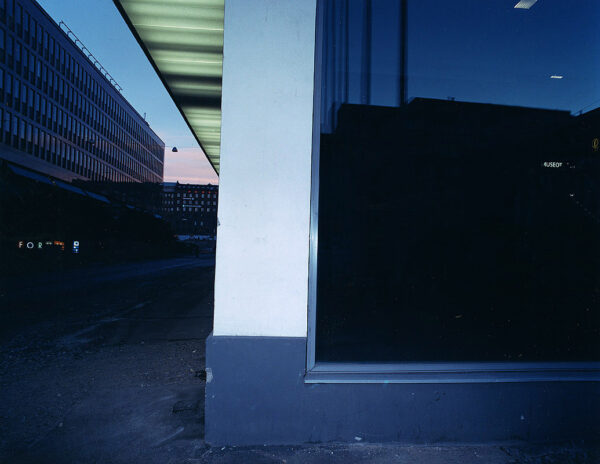 "29.4 2001 Corner of a cinema multiplex, male, cause of death: Heroin overdose", 2002, 80 x 100cm, c-print, diasec, ed. 6 "29.4 2001 Corner of a cinema multiplex, male, cause of death: Heroin overdose", 2002, 80 x 100cm, c-print, diasec, ed. 6