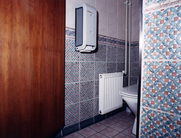 18.1 2000 Yrjönkatu 26, pub O'Malleyn WC, mies, kuolinsyy: heroiinin yliannostus, 80 x 100cm, c-print, diasec, ed. 6 18.1 2000 Yrjönkatu 26, pub O'Malleyn WC, mies, kuolinsyy: heroiinin yliannostus